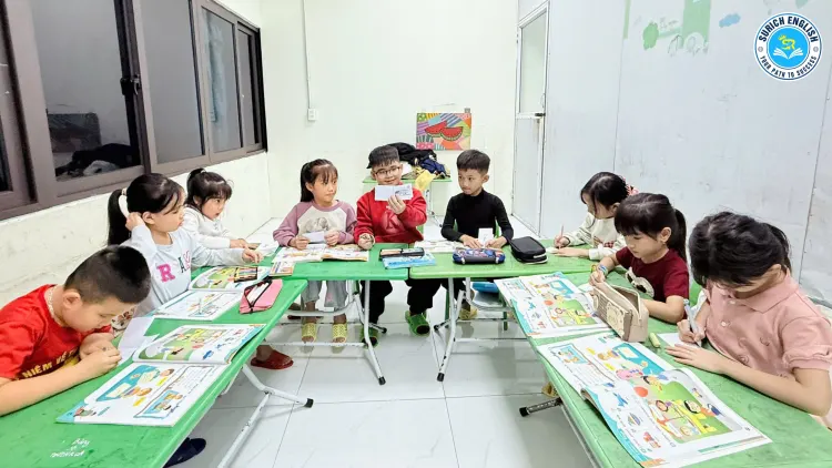 Các bạn nhỏ đang vui vẻ học tập tại Surich English